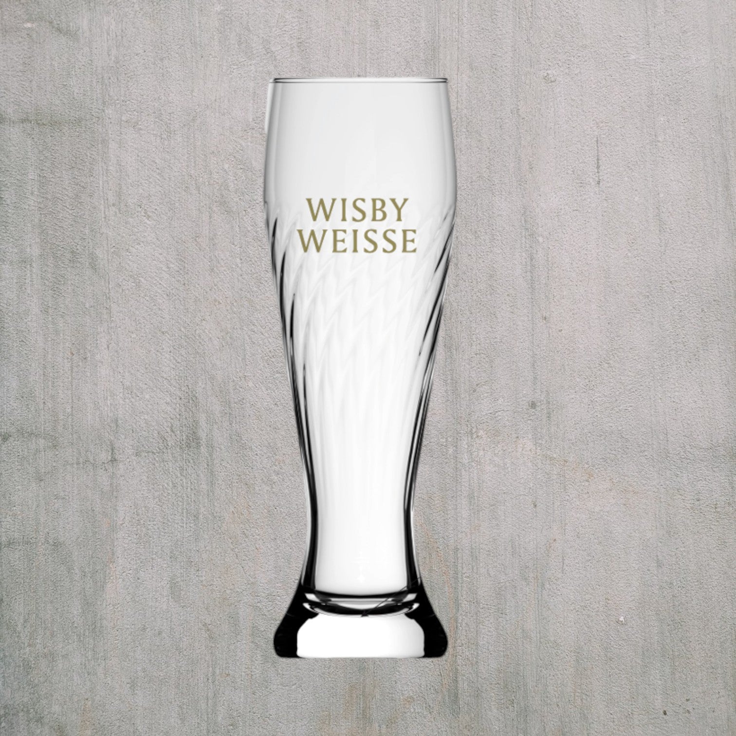 Glas framifrån med Wisby Weisse utan innehåll mot sten bakgrund