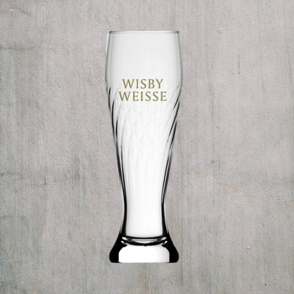 Glas framifrån med Wisby Weisse utan innehåll mot sten bakgrund