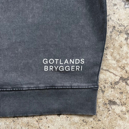 Närbild på tröja med tryck Gotlands Bryggeri logo
