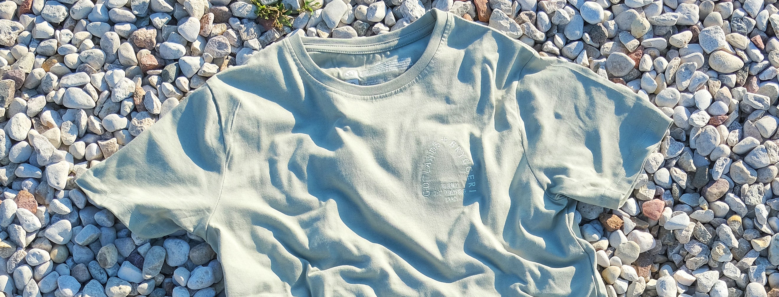 Gotlands bryggeri t-shirt mot en bakgrund av stenar